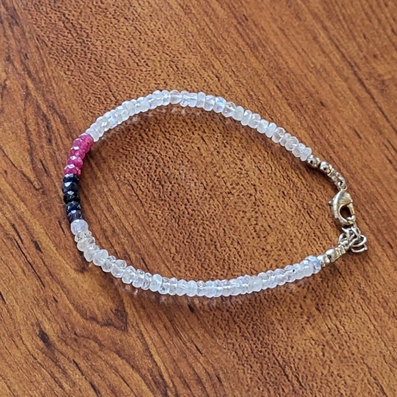 Delicate colorblock beaded bracelet - Picture 2 of 3
